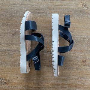 ✨ NWT KORKS Black Low Platform Sandals